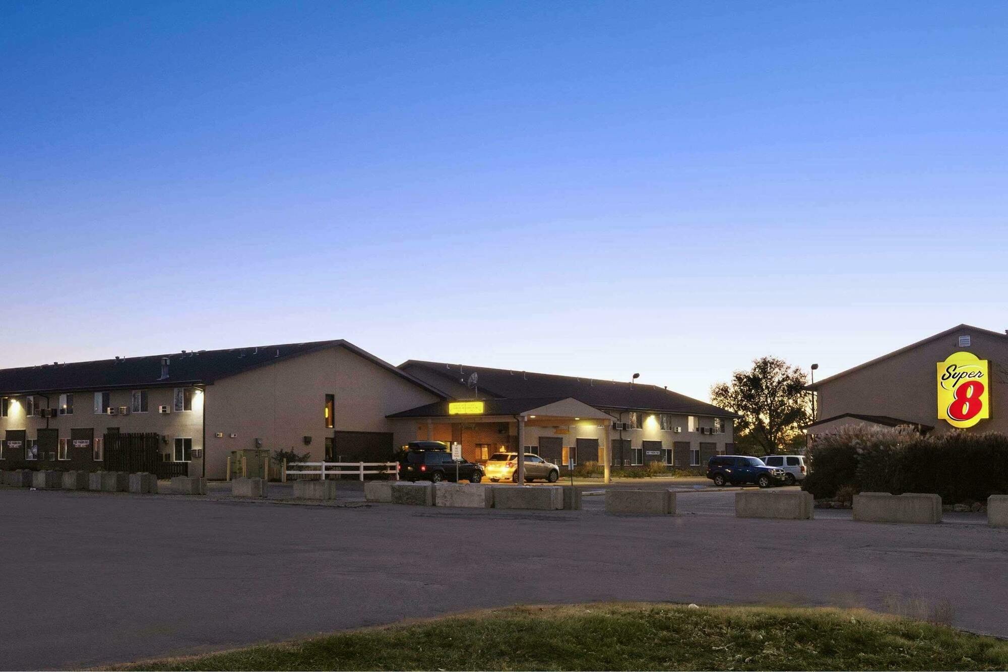 Super 8 By Wyndham North Platte Motel Bagian luar foto